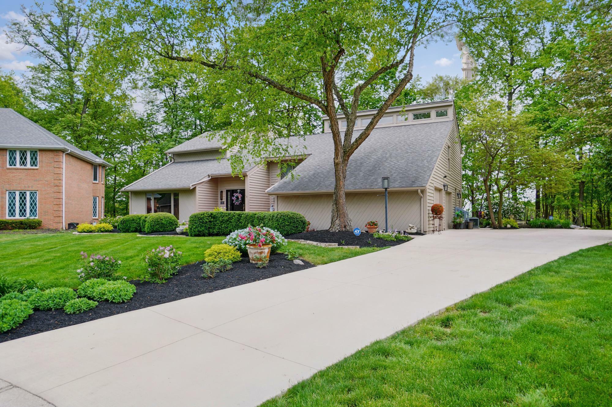 Property Photo: 8292 Breckenridge Way OH 43235