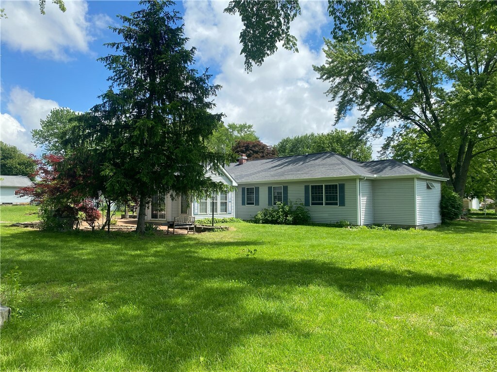 Property Photo: 303 S Pine Street IL 62557