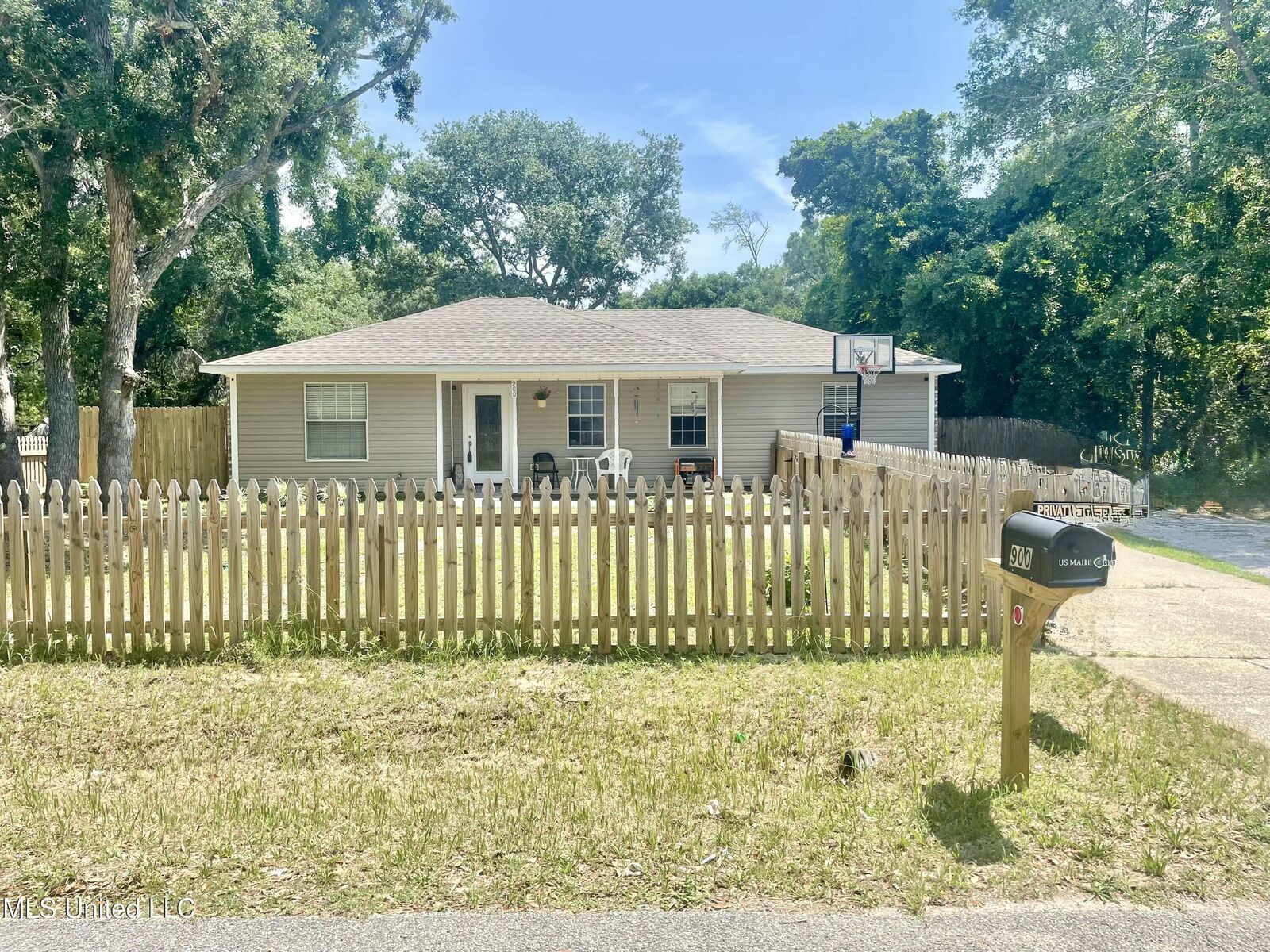 Property Photo:  900 Orange Street  MS 39564 