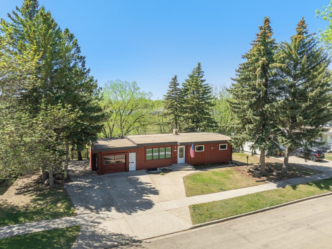 Property Photo: 1933 Skyline Dr ND 58703