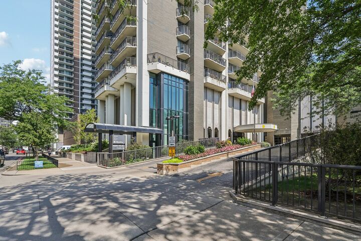 Property Photo: 6007 N Sheridan Road 25F IL 60660