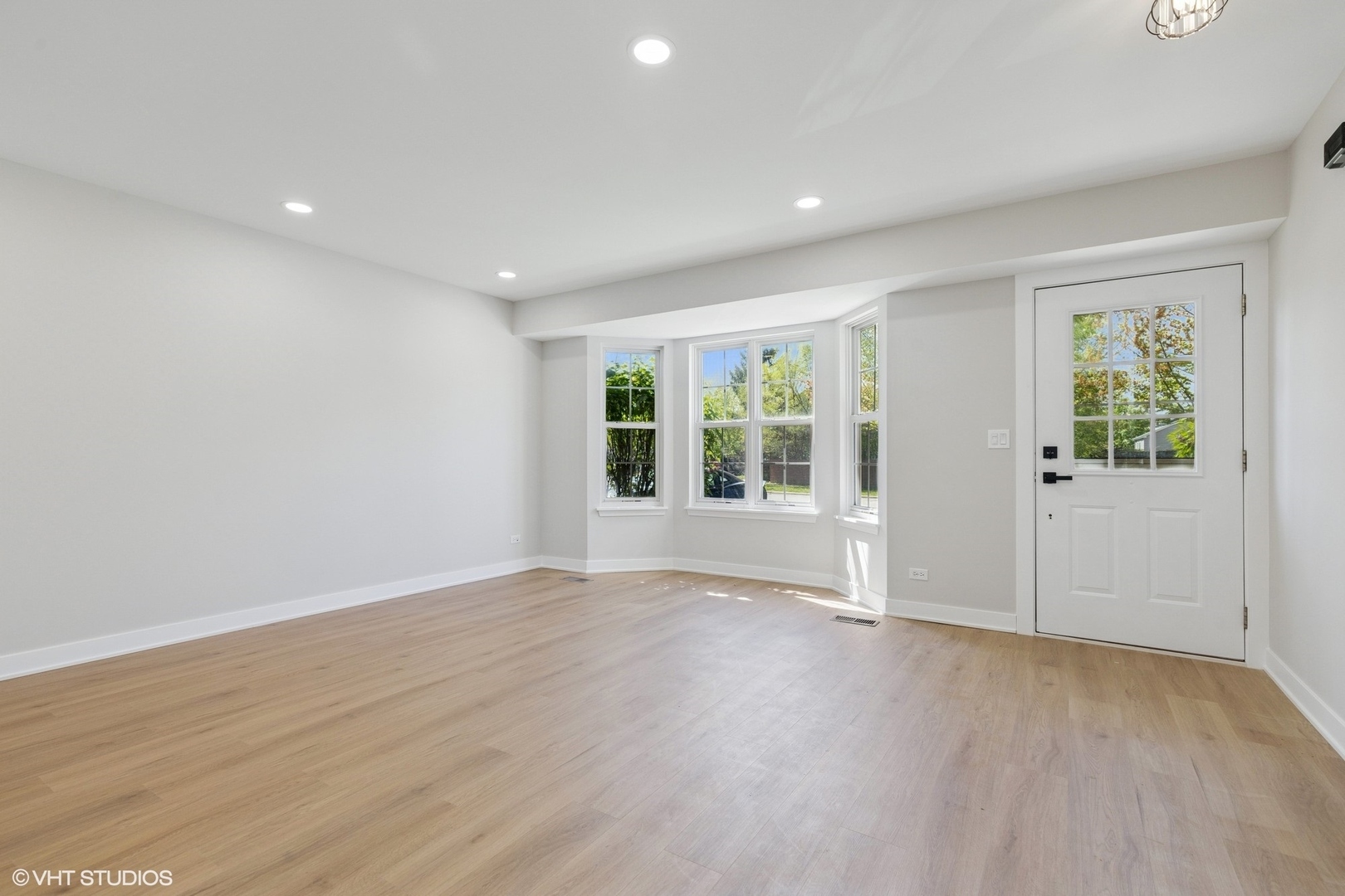 Property Photo: 1424 Summerhill Drive IL 60060