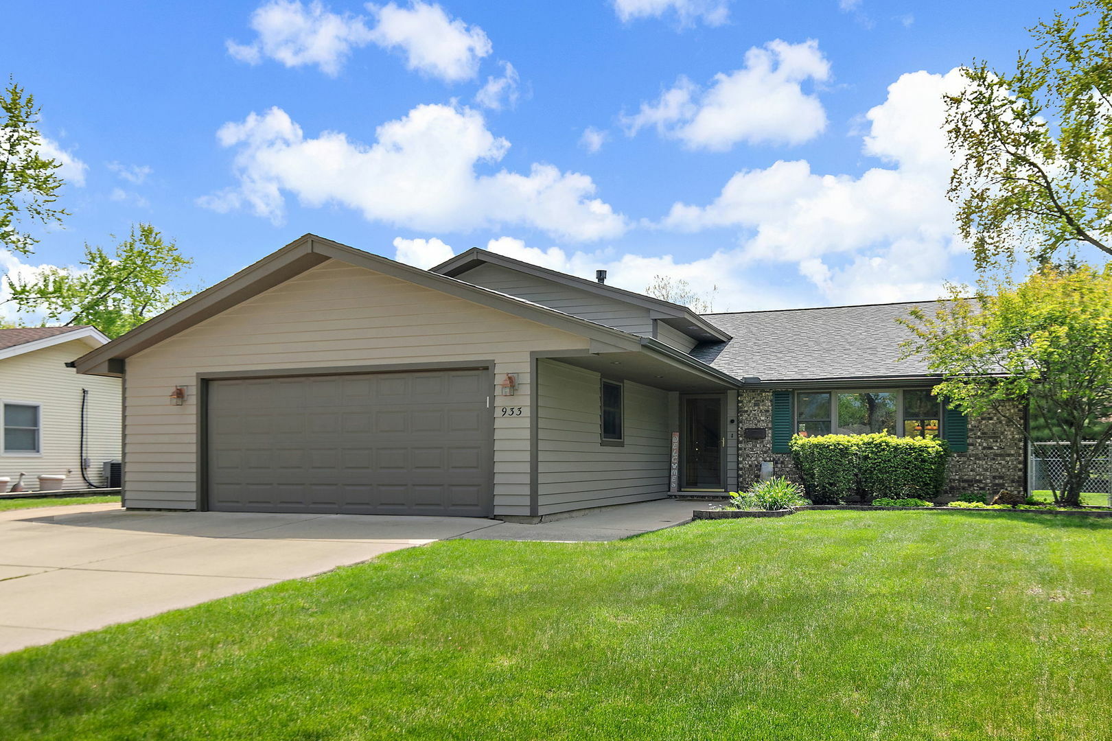 933 Gregory Lane  Schaumburg IL 60193 photo