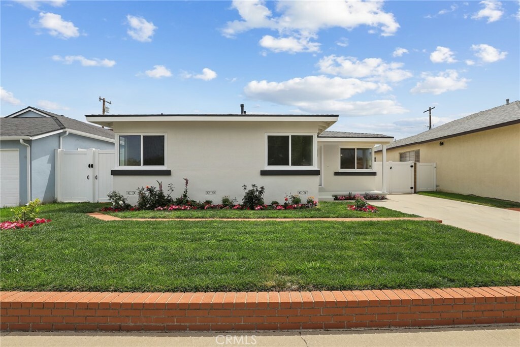 Property Photo: 902 Patronella Avenue CA 90503
