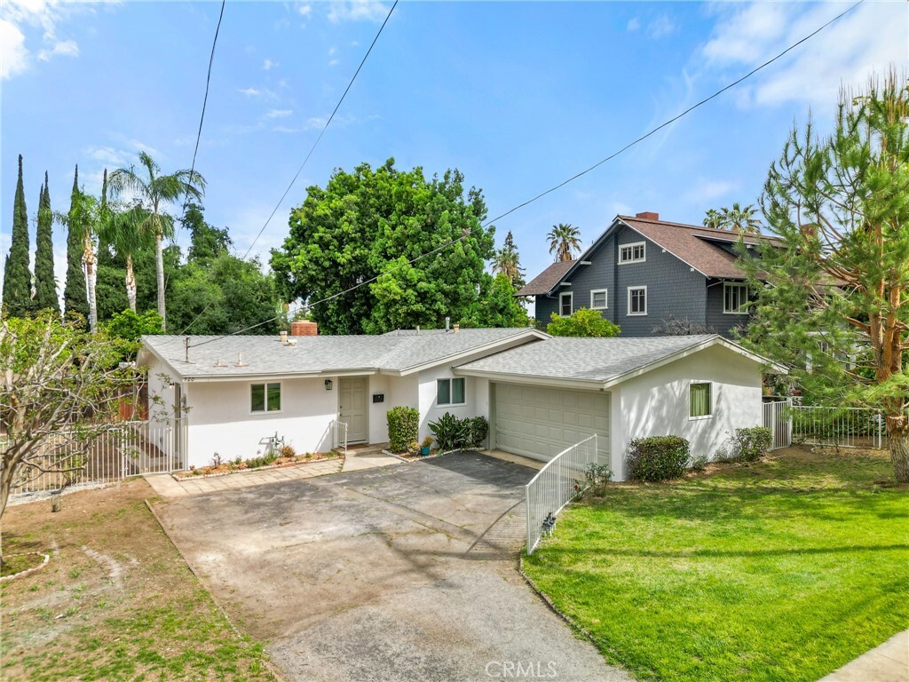Property Photo:  920 Walnut Avenue  CA 92373 