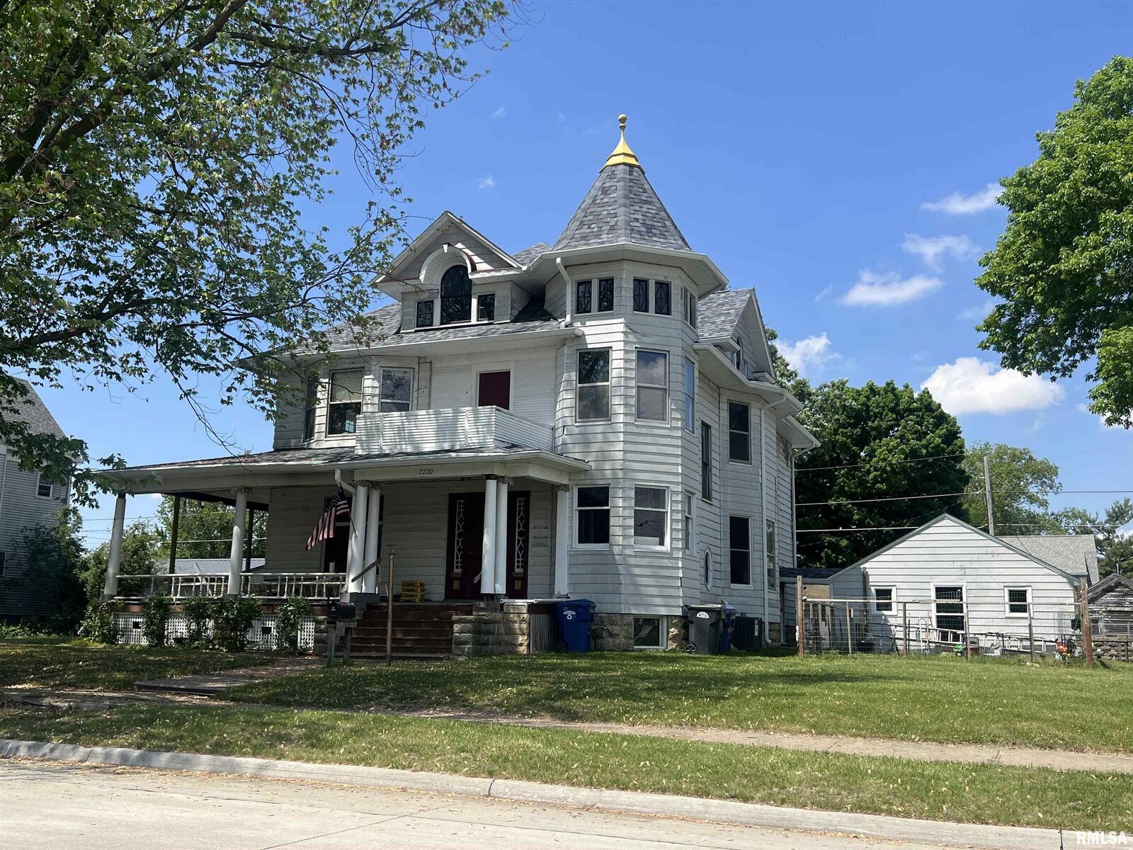 Property Photo:  2220 Roosevelt Street  IA 52732 