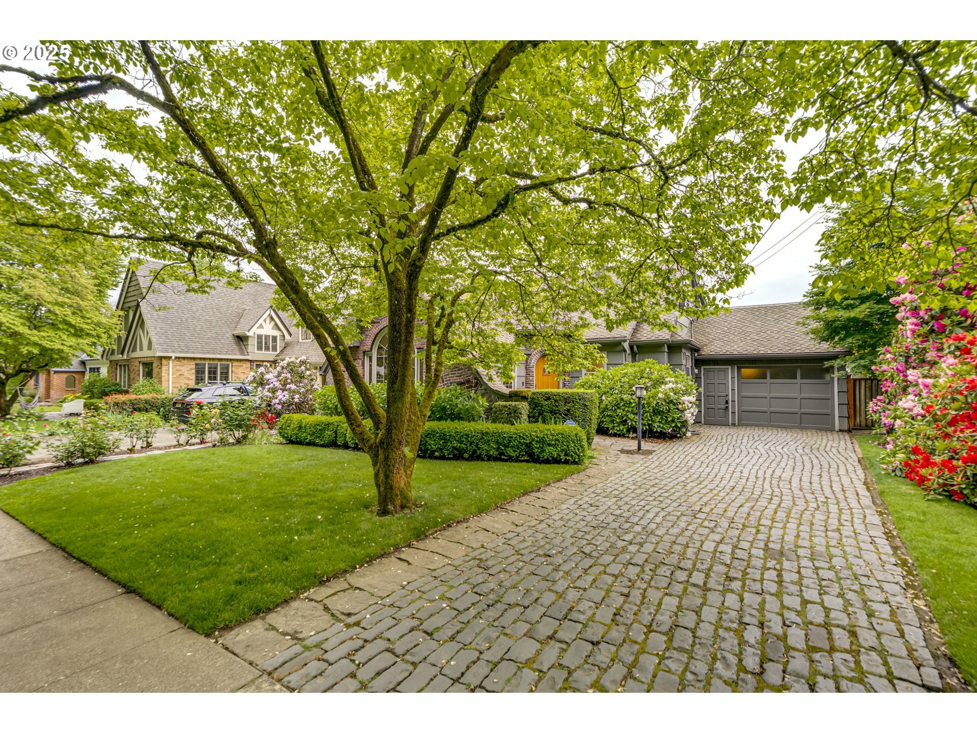 Property Photo:  7111 SE Reed College Pl  OR 97202 
