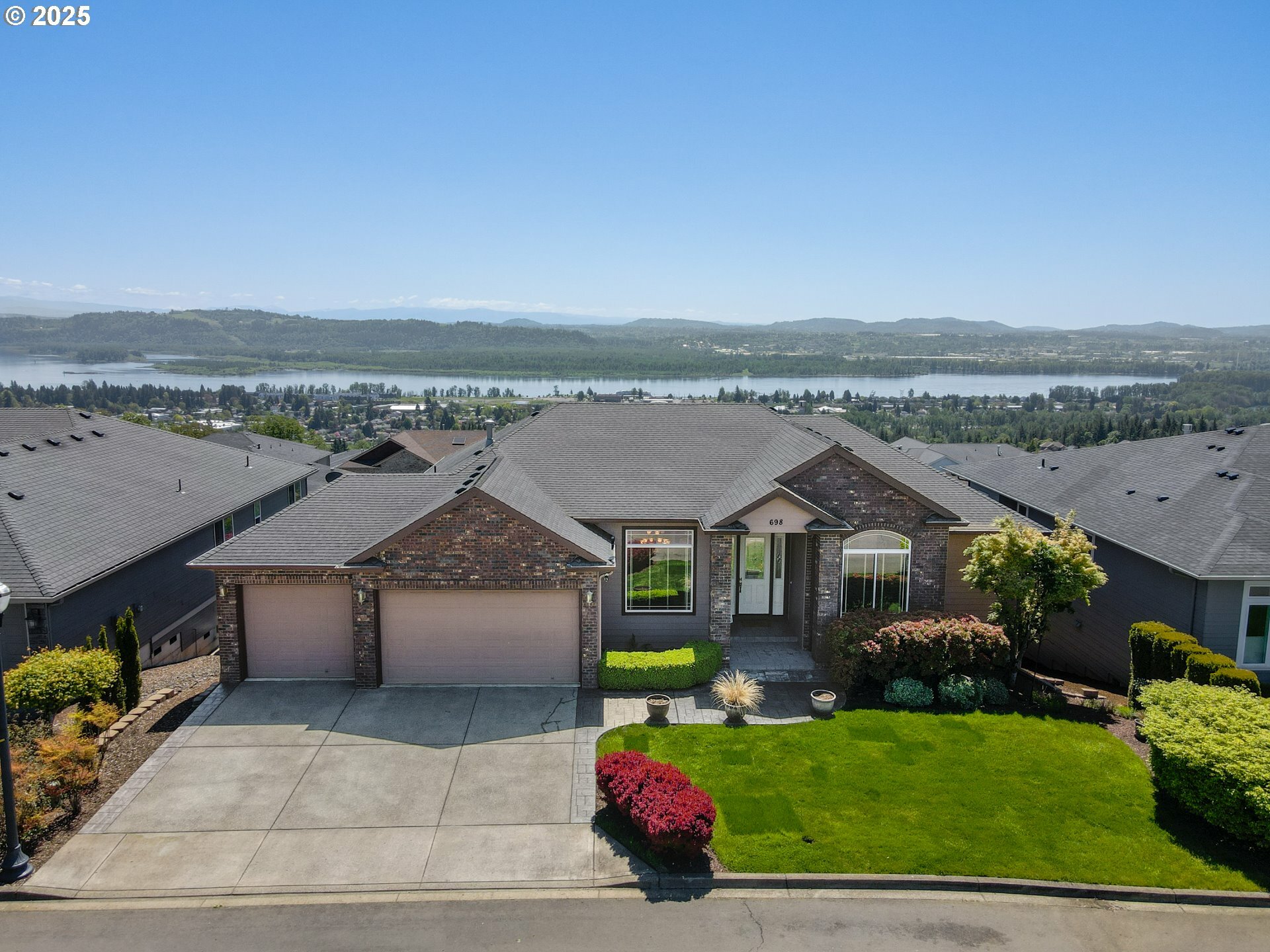 Property Photo: 698 W Dogwood St WA 98671