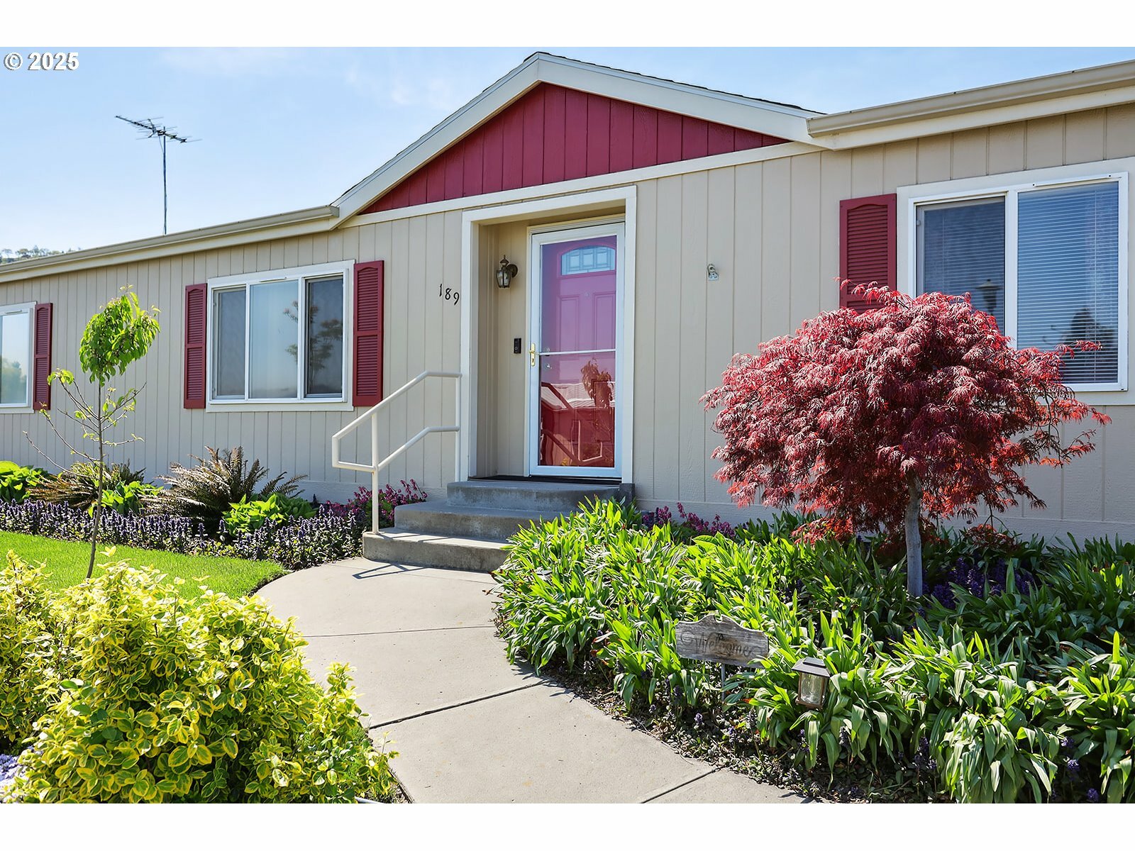 Property Photo: 950 Pomona St 189 OR 97058