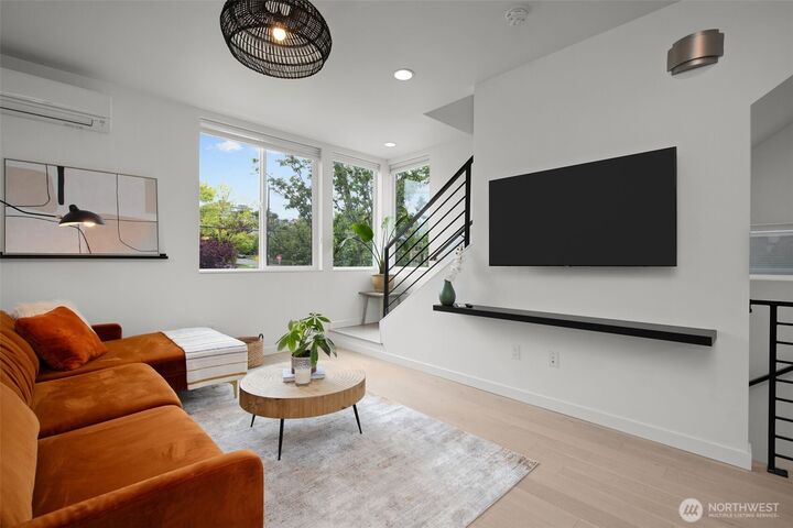 Property Photo:  4616  Woodland Park Avenue N  WA 98103 