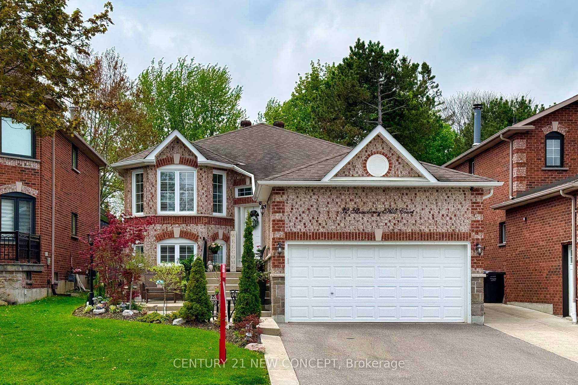 Property Photo: 32 Strawberry Hill Crt N/A ON L7E 1S1