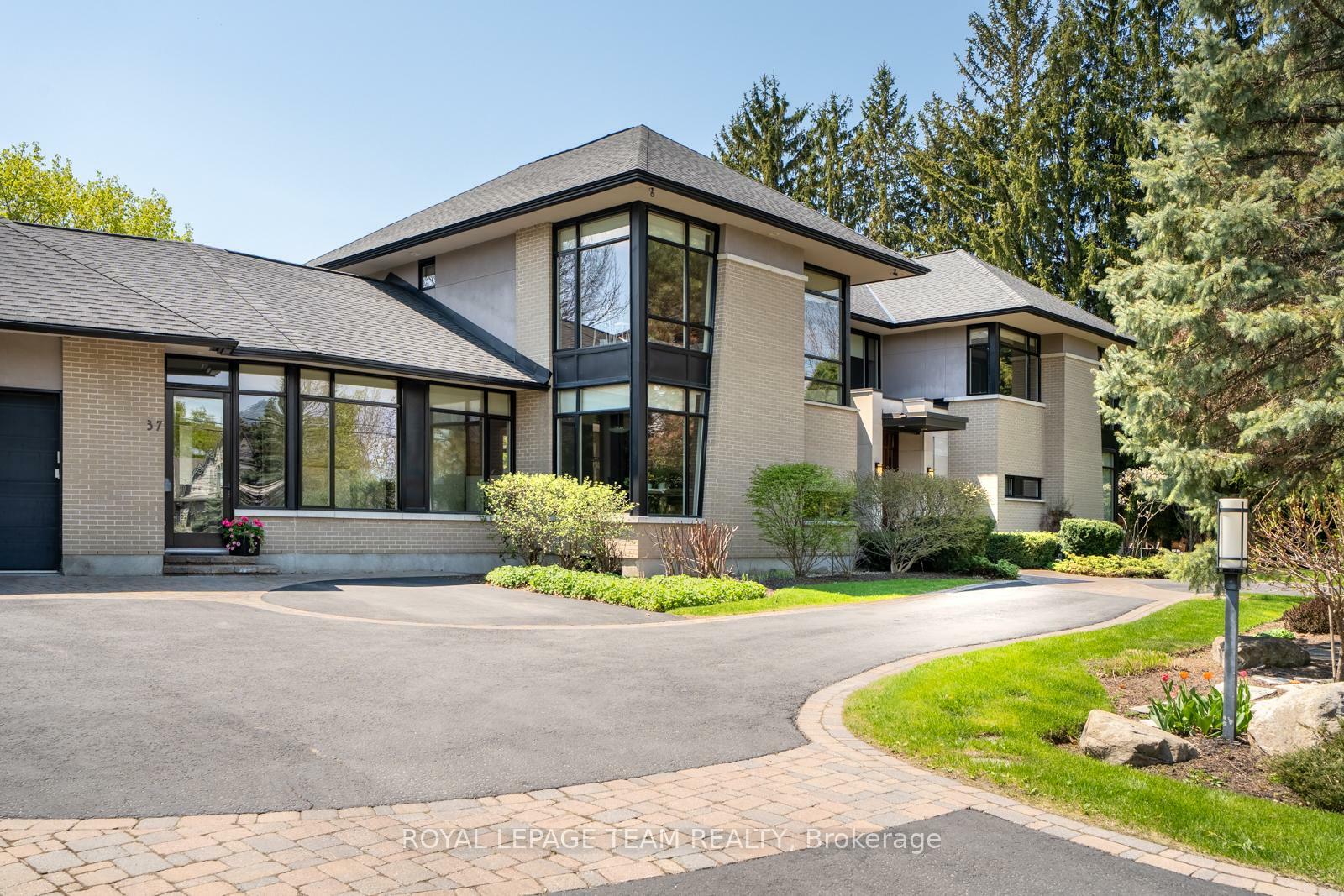 Property Photo: 37 Rothwell Drive ON K1J 7G5