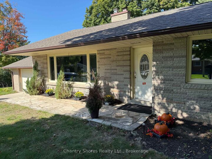 Property Photo:  647 Eugenie Street E  ON N0H 2C4