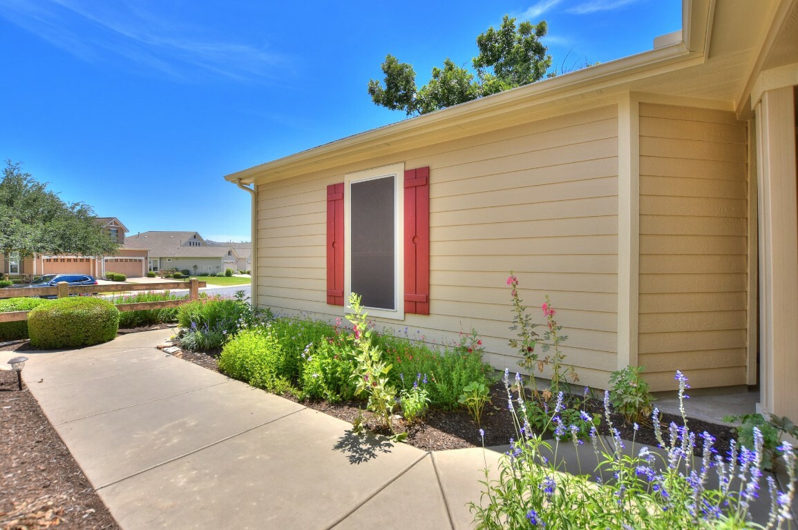Property Photo: 221 Bonham Loop TX 78633