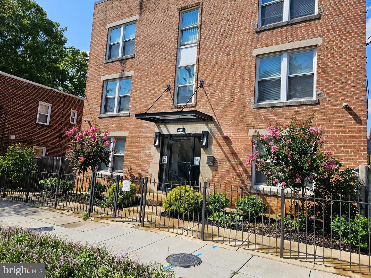 Property Photo: 4106 Gault Place NE 5 DC 20019