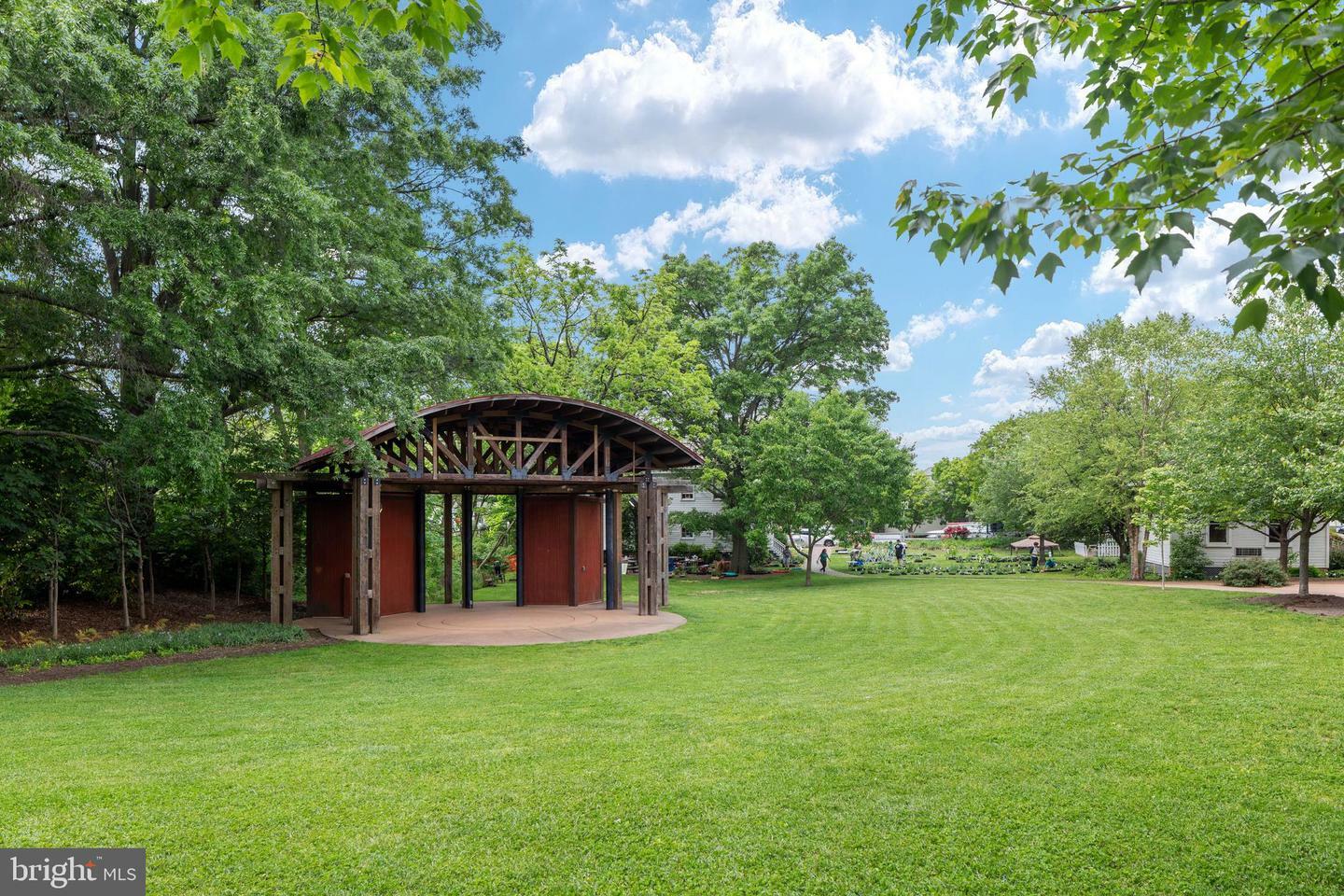 Property Photo: 113 Pleasant Street NW 6 VA 22180