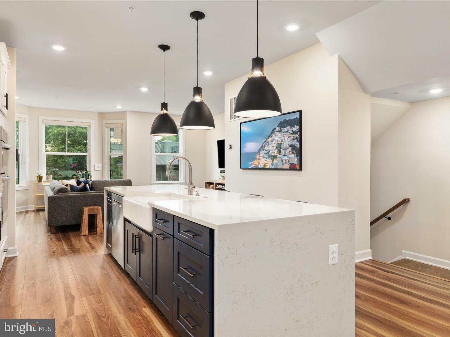 Property Photo: 113 Pleasant Street NW 6 VA 22180