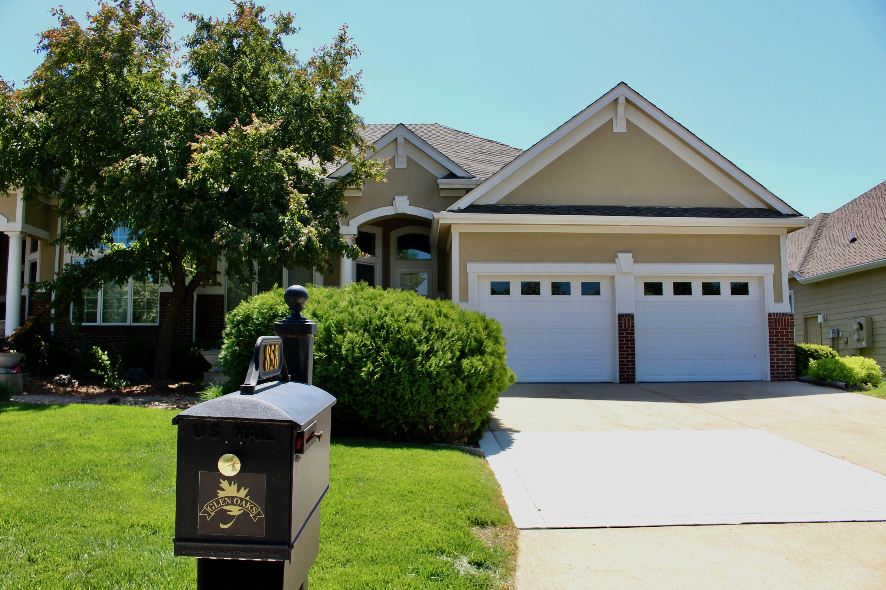Property Photo: 858 Burr Oaks Drive IA 50266