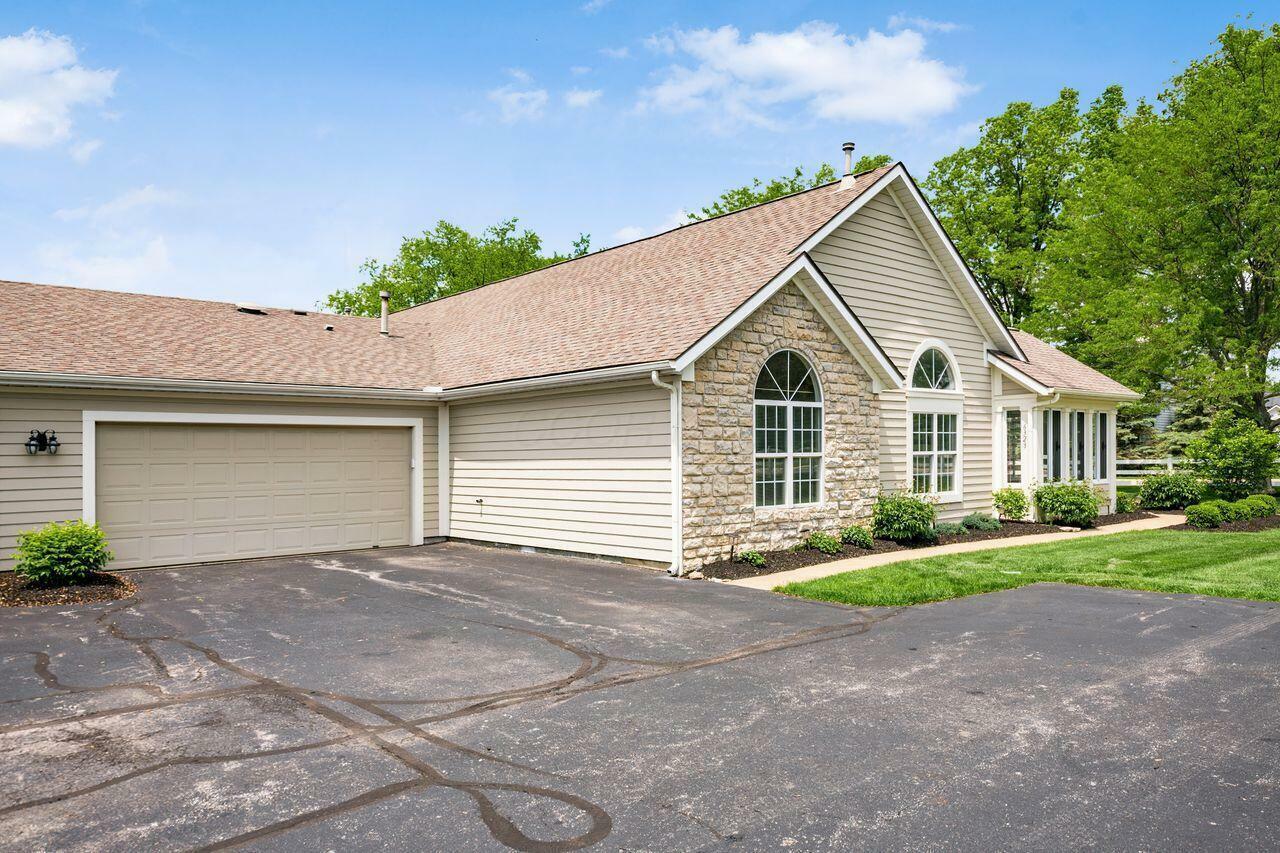 Property Photo: 6323 Pinehurst Pointe OH 43082