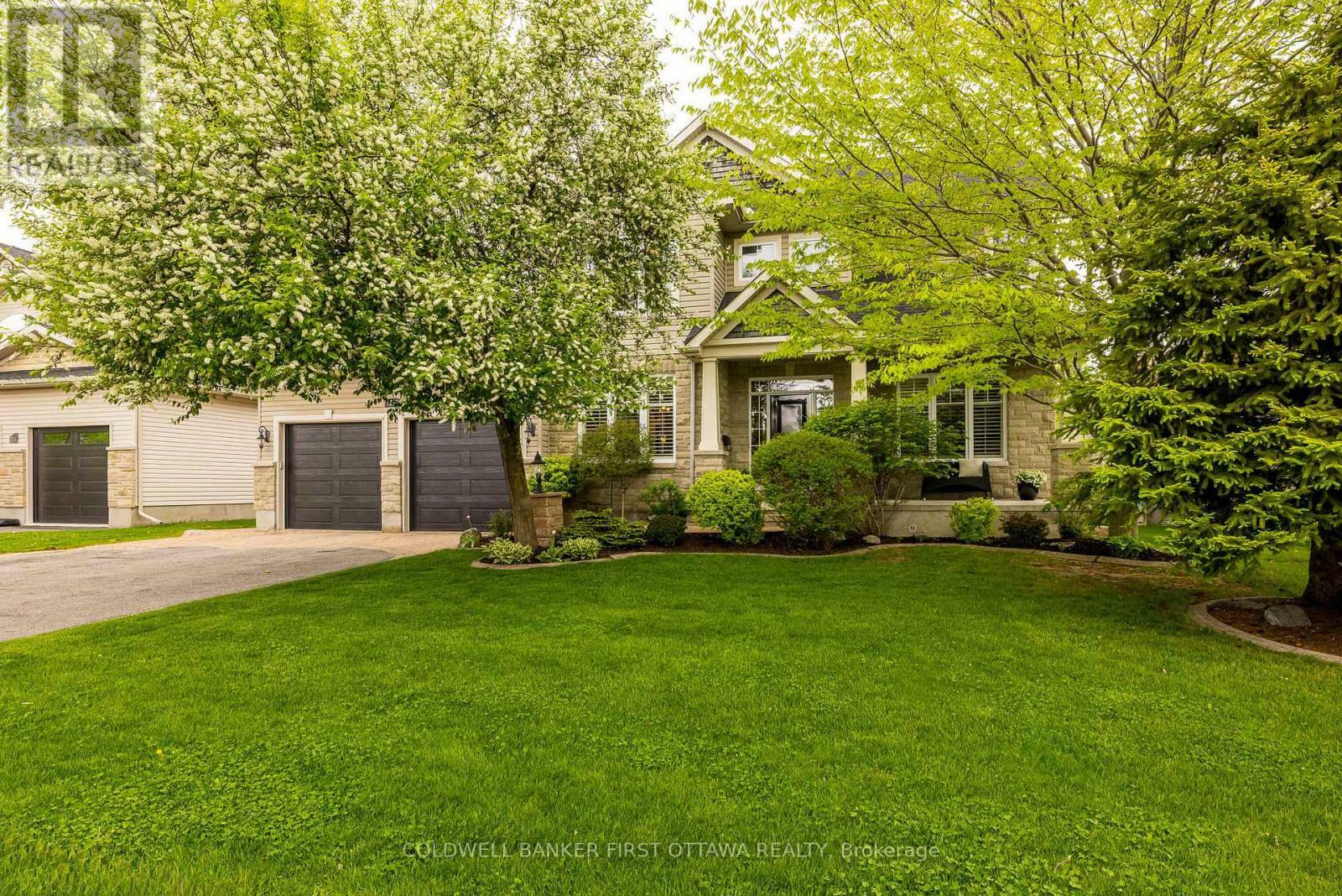 Property Photo: 31 Baywood Drive ON K2S 2G2