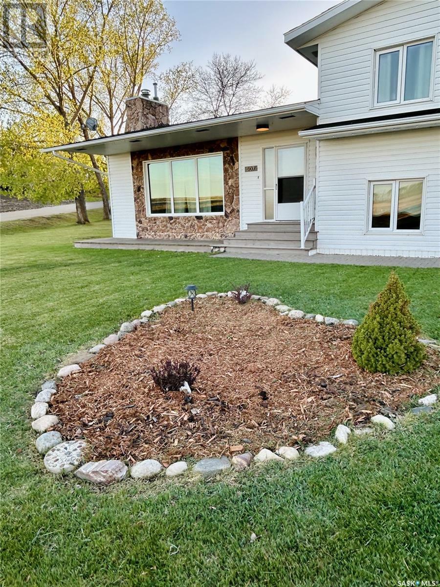 Property Photo: 507 1st Street E SK S0A 1W0