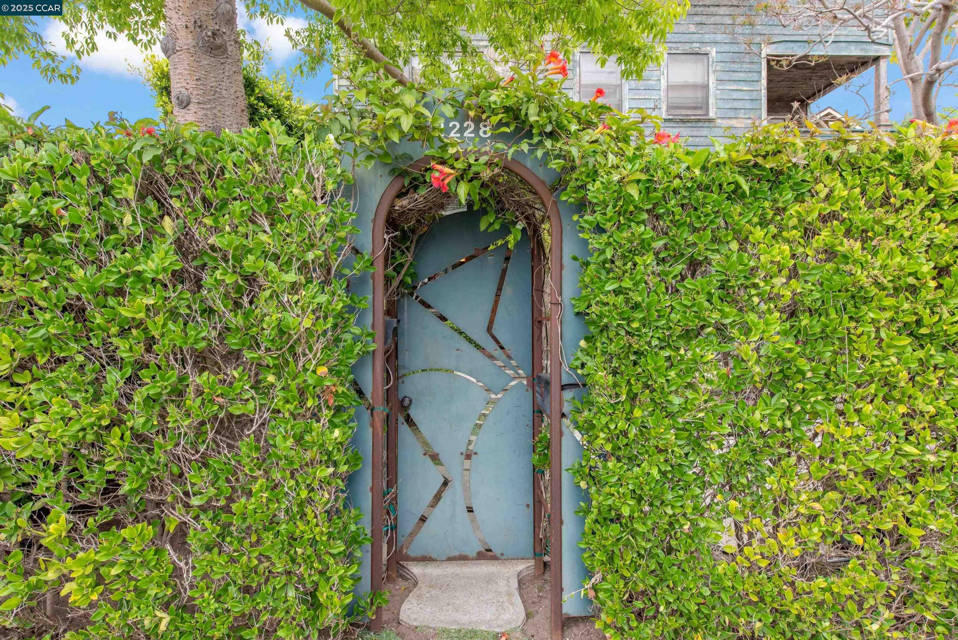 Property Photo: 2228 Walnut Ave CA 90291