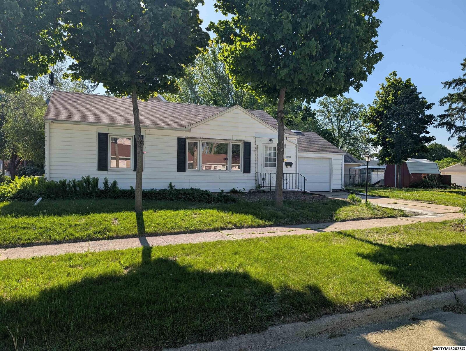 Property Photo: 2003 S Georgia IA 50401