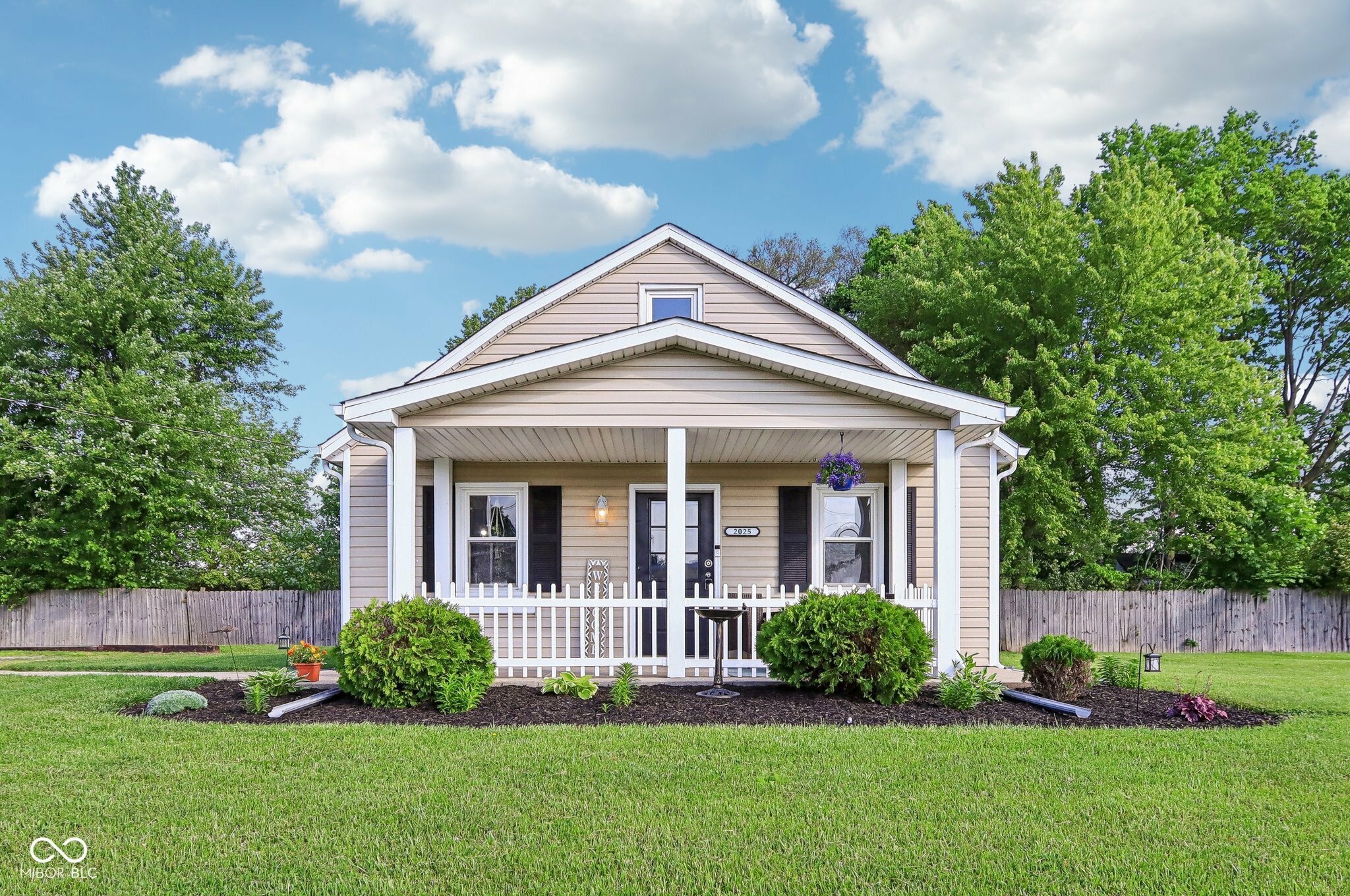 Property Photo: 2025 E Broadway Street IN 46040