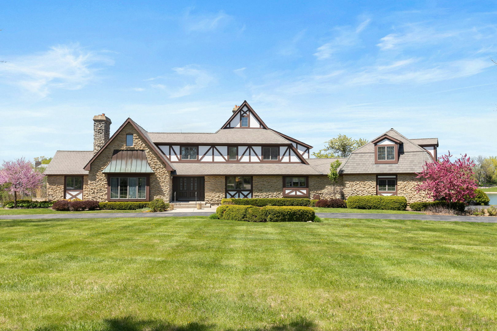 Property Photo: 10 Shoreside Drive IL 60010