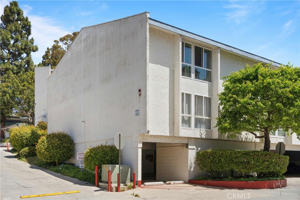 Property Photo: 810 Camino Real 104 CA 90277