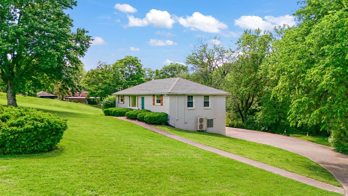 Property Photo: 1304 Cheshire Dr TN 37207