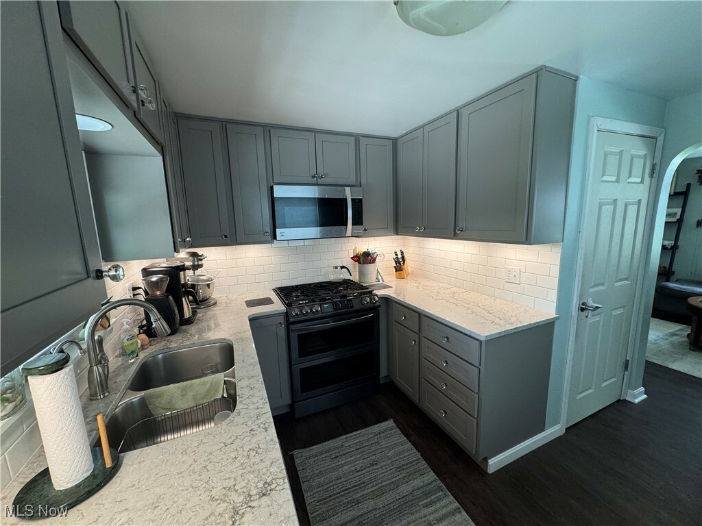 Property Photo: 2043 State Road OH 44481
