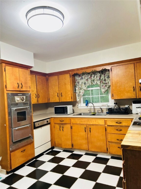 Property Photo: 1002 N Pleasant Street AR 72764