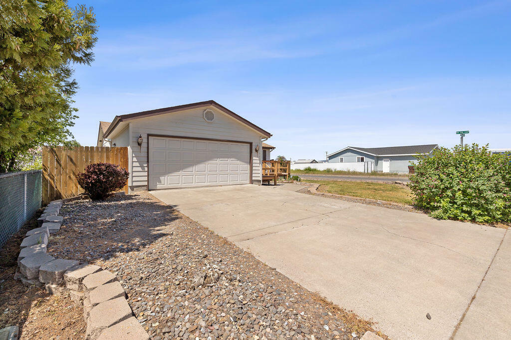 Property Photo: 1007 NW Teal Loop OR 97754