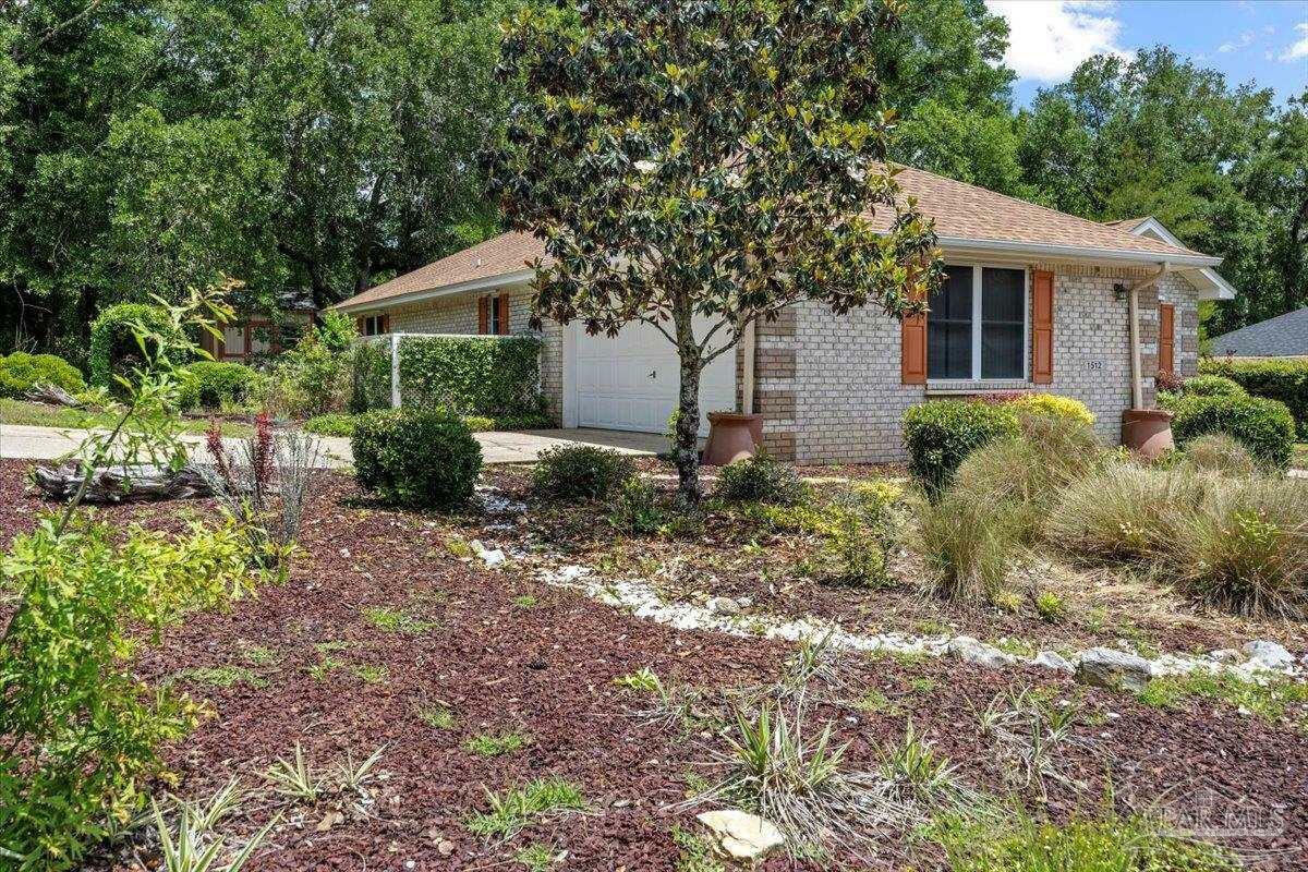Property Photo: 1512 Hunters Creek Cir FL 32533