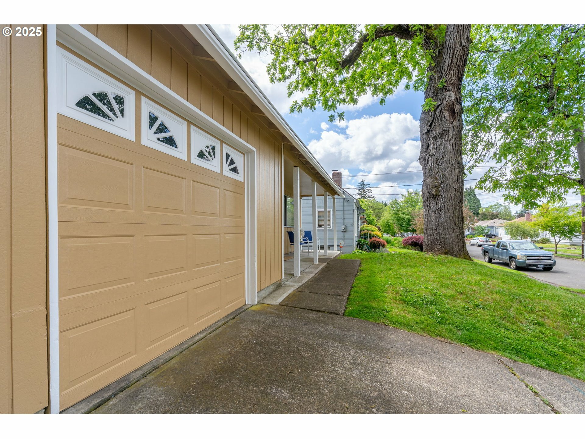 Property Photo: 1936 NE Saratoga St OR 97211