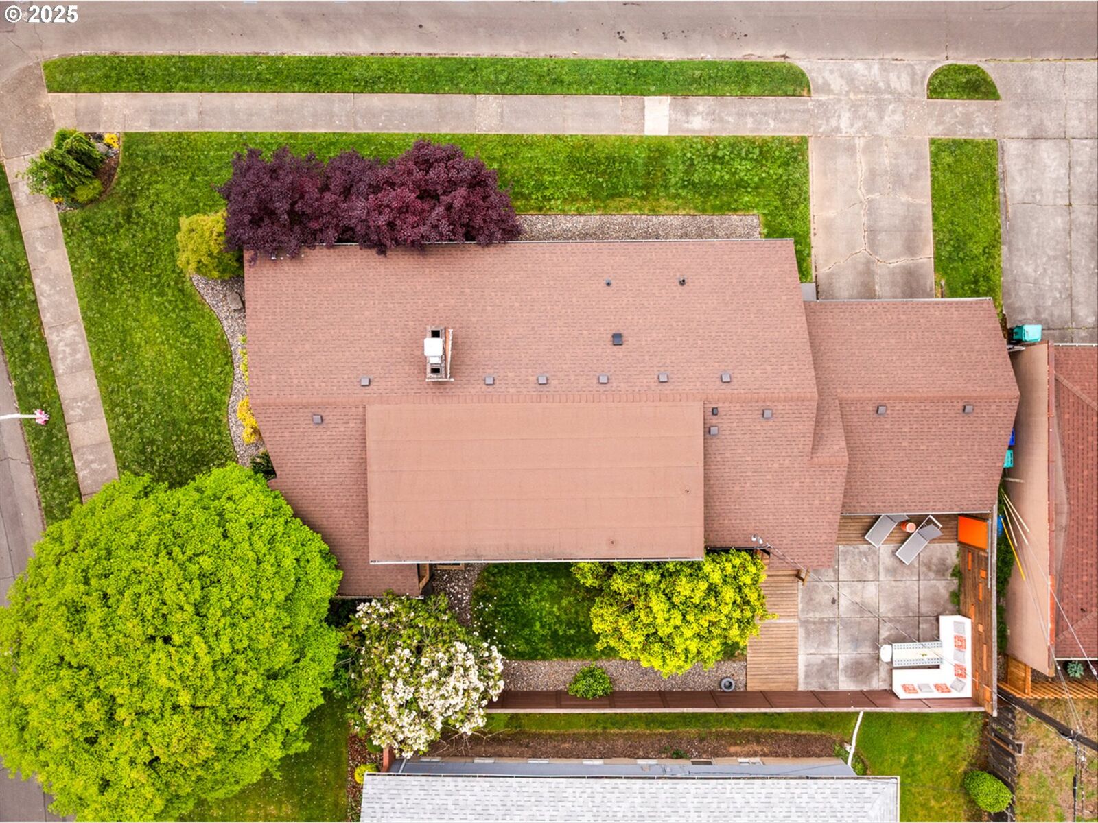 Property Photo: 3905 NE Holman St OR 97211