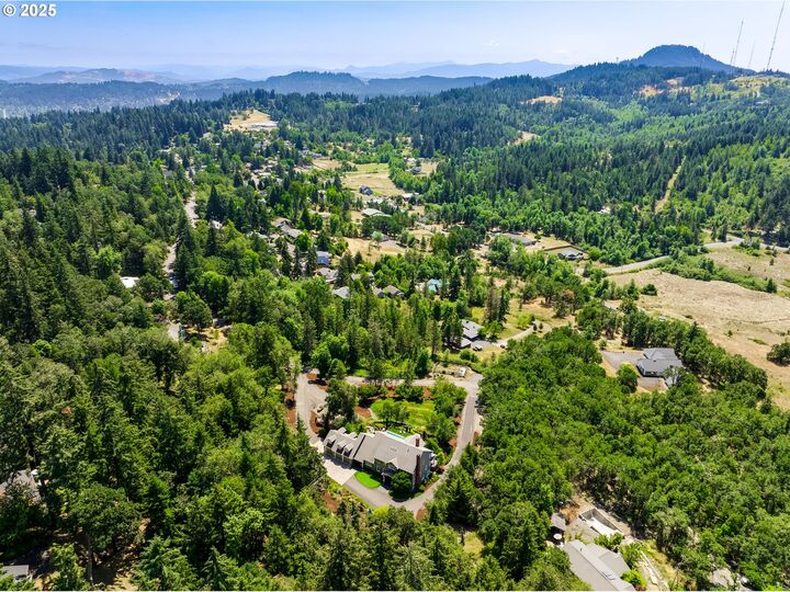 Property Photo: 2030 W 34th Ave OR 97405