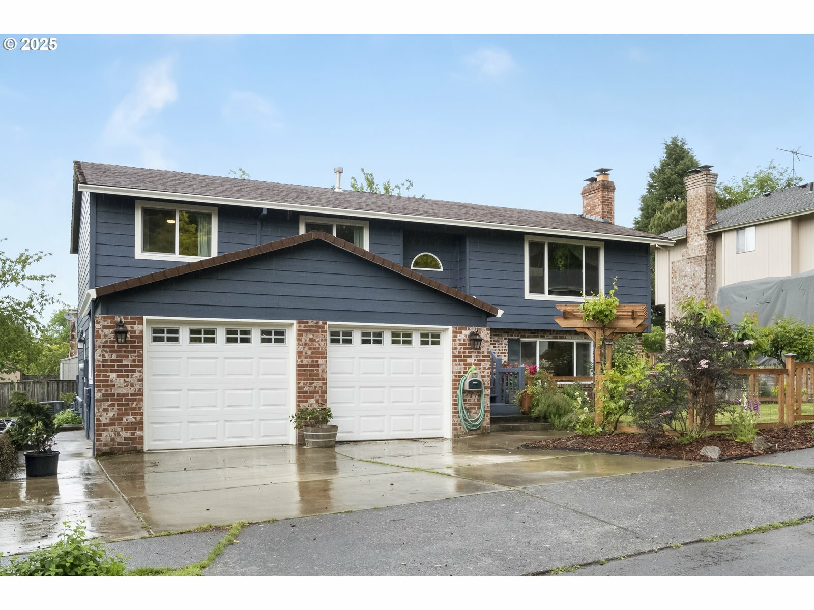 Property Photo: 2729 NE 6th St OR 97030