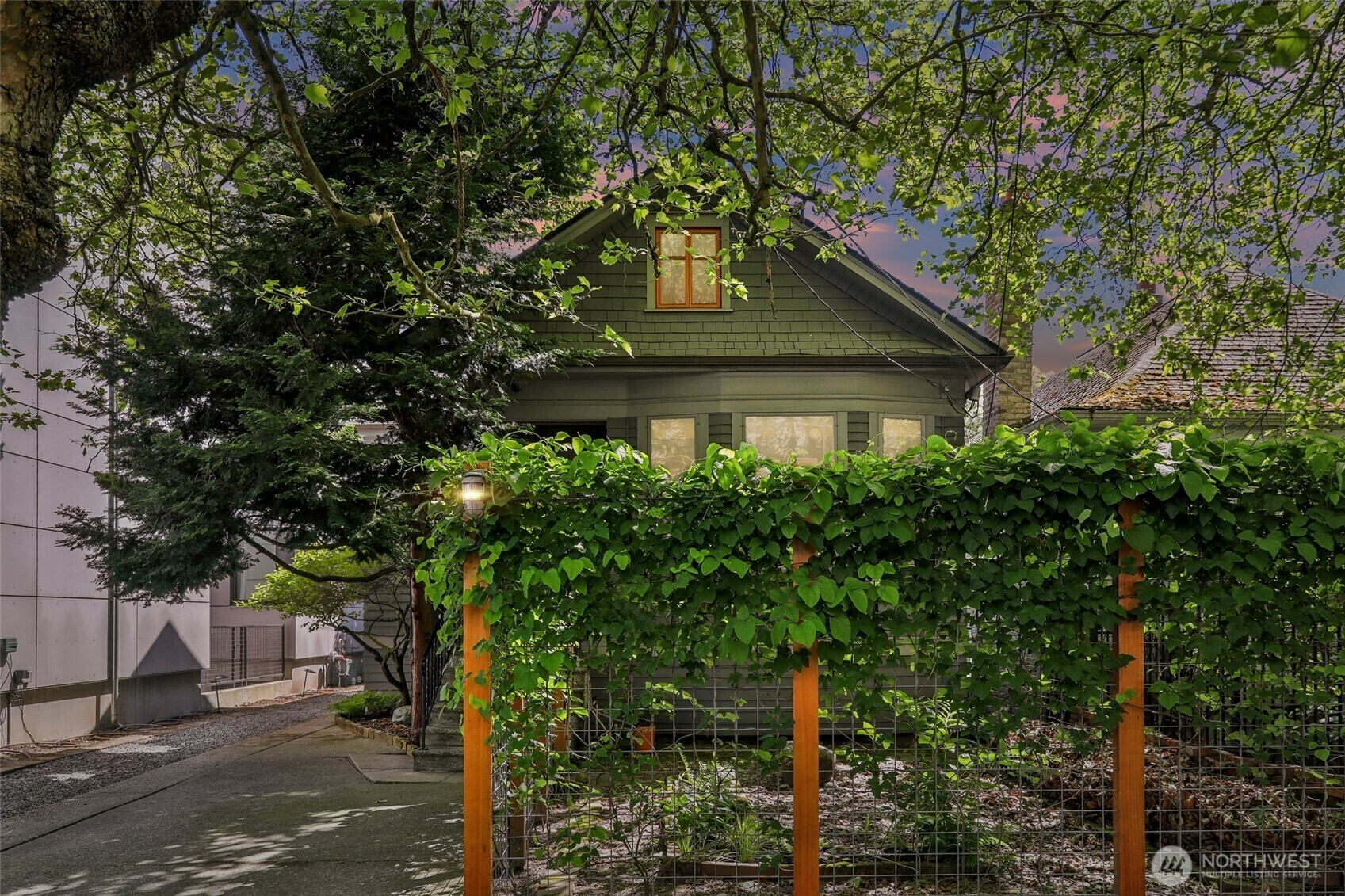 Property Photo: 118 10th Avenue E WA 98102