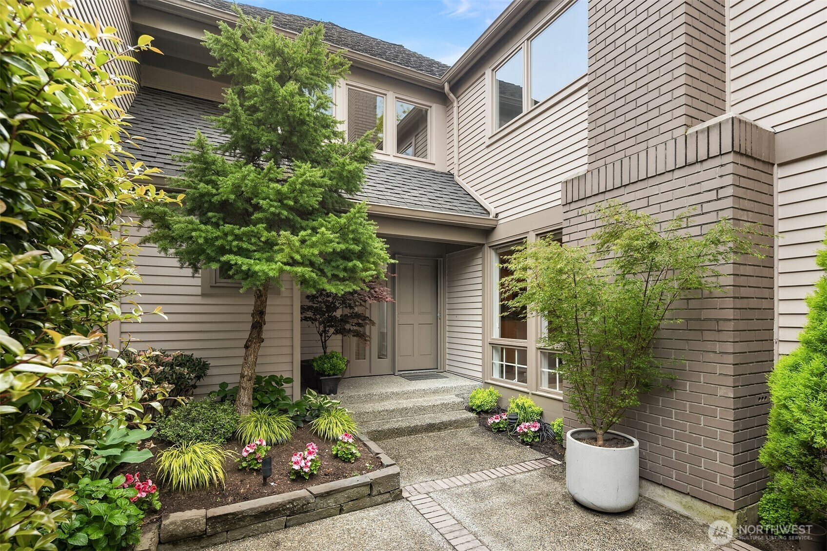 Property Photo: 1732 Bellevue Way NE WA 98004