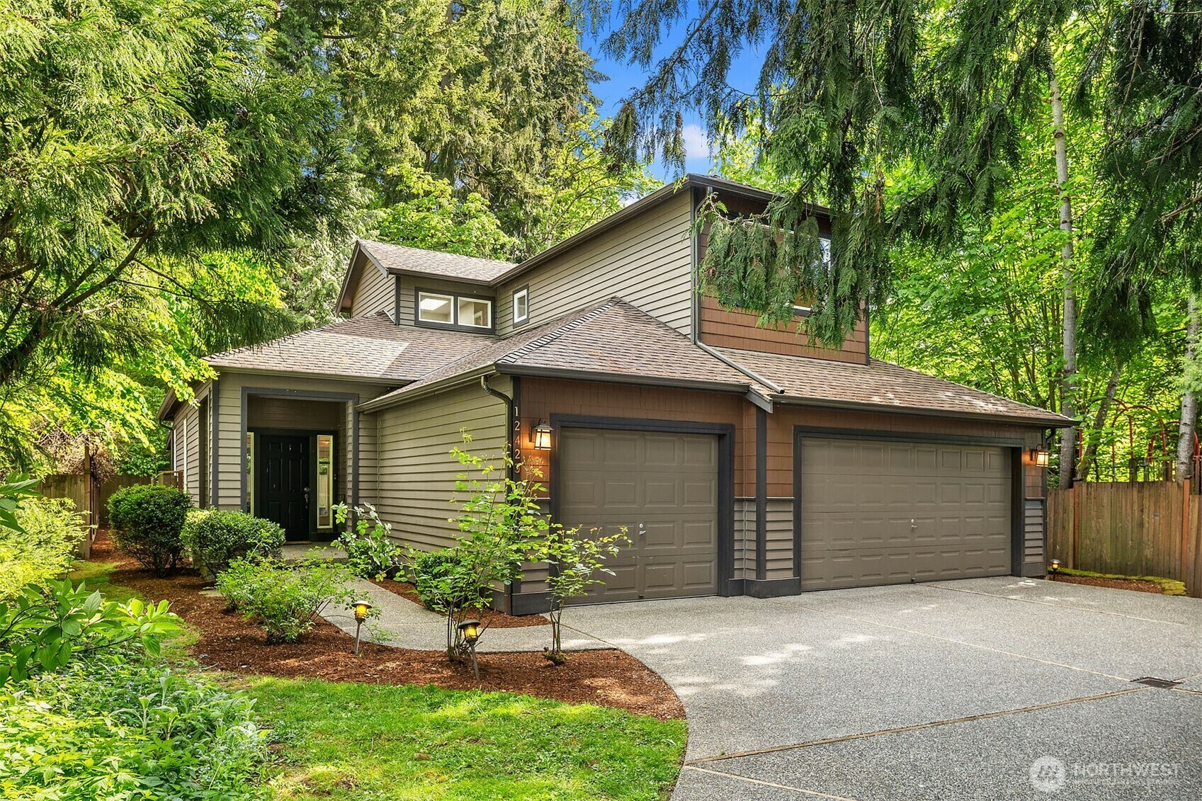 Property Photo: 12423 NE 70th Street WA 98033