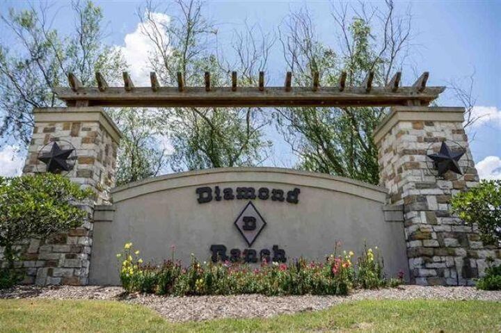 2880 S Pine Island Levee Rd.  Beaumont TX 77713 photo