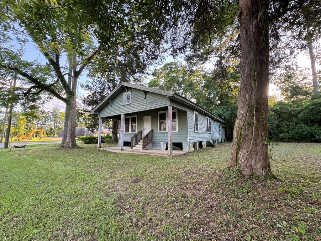 Property Photo:  400 Wolfe St  GA 31792 