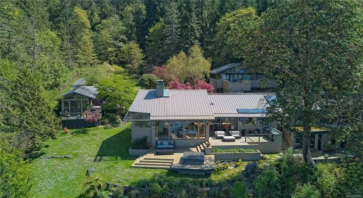 Property Photo: 1100 Sunset Dr BC V8K 1E6
