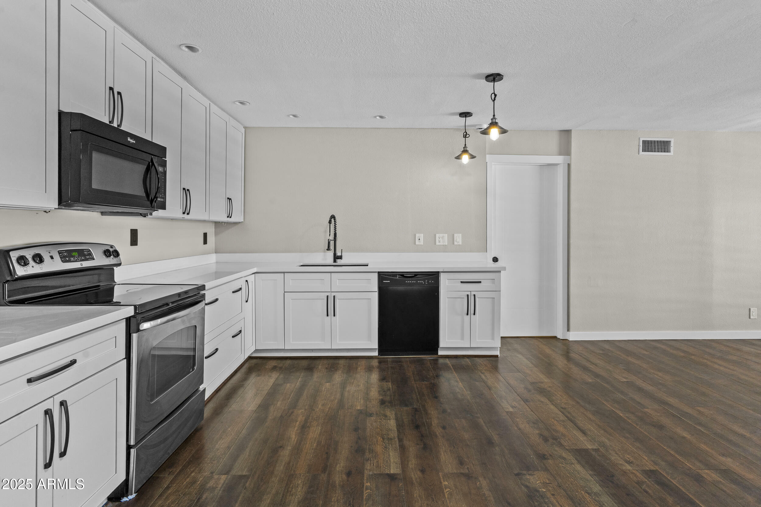 Property Photo: 5525 E Thomas Road K16 AZ 85018