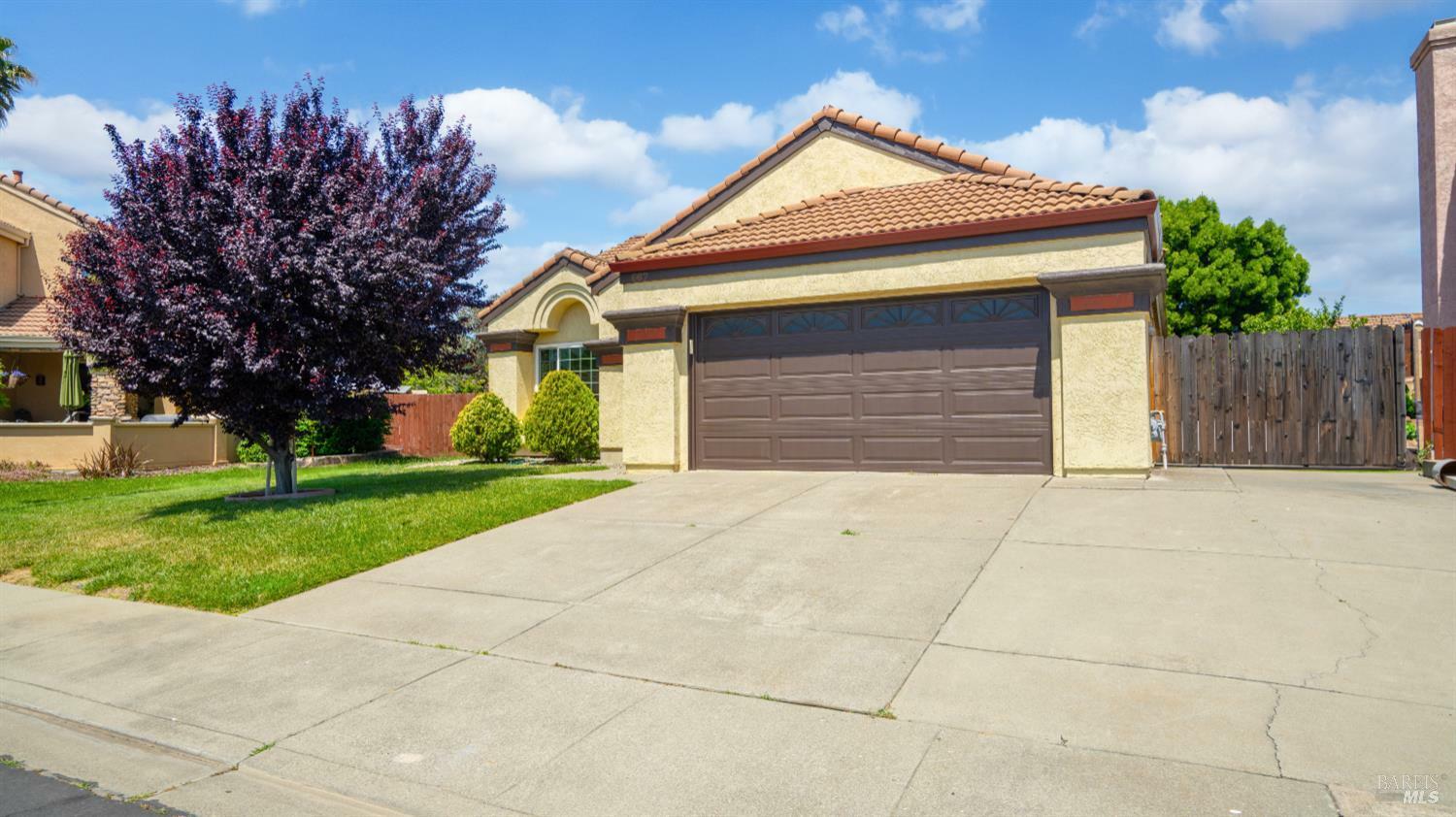 Property Photo: 667 Laurelwood Circle CA 95687