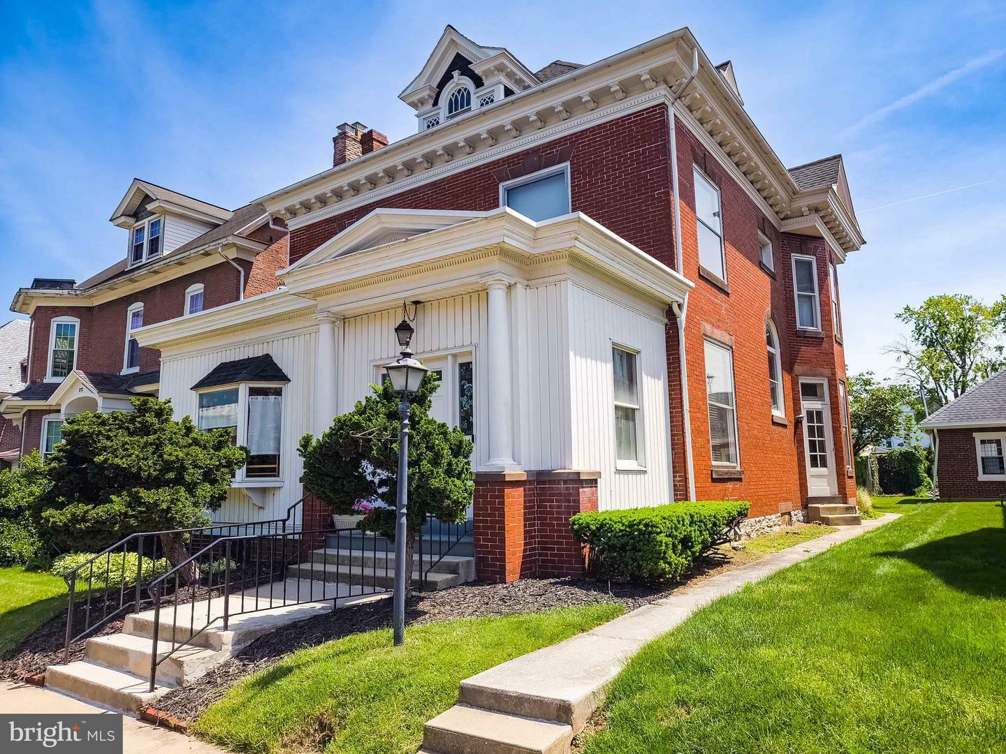 Property Photo: 206 E Main Street PA 17078
