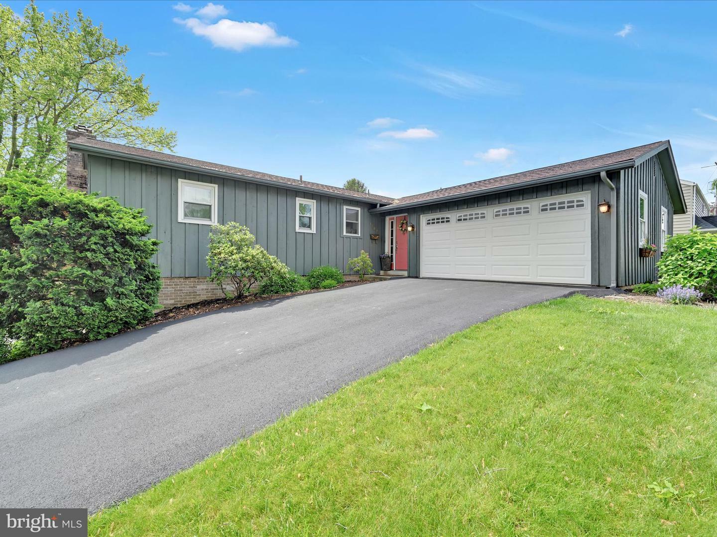 1304 Marilyn Avenue  Ephrata PA 17522 photo