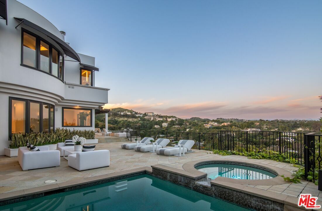 Property Photo: 930 N Tigertail Rd CA 90049